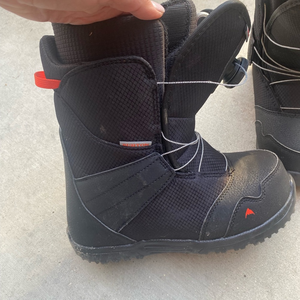 Youth Burton Boa snowboard boots - size 7